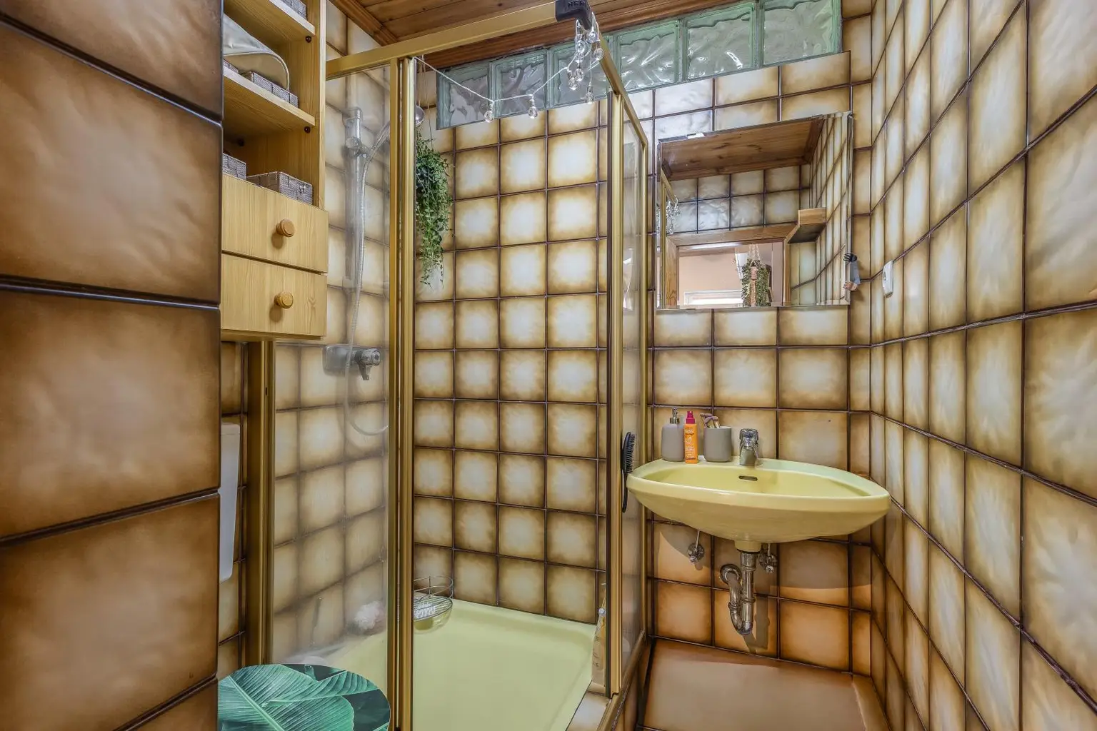 Zimmer 1 OG, Bad, WC