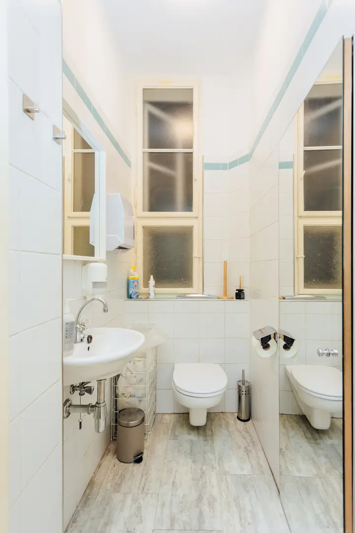 extra WC mit Handwaschbecken