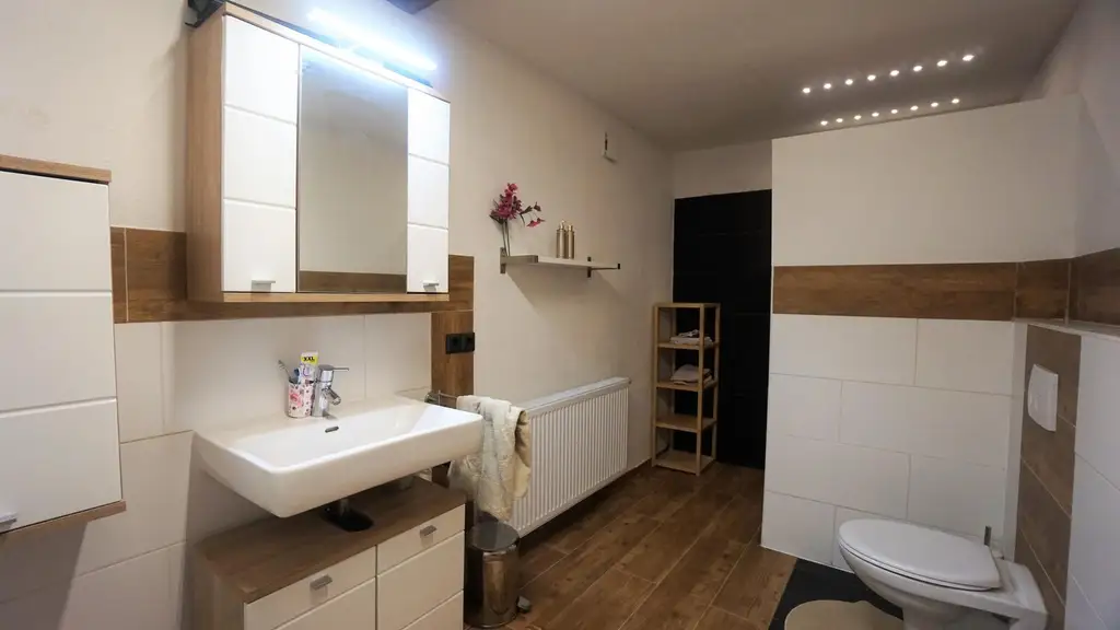 Bauernhaus mit Nebengebäude und Feldern in Durchham