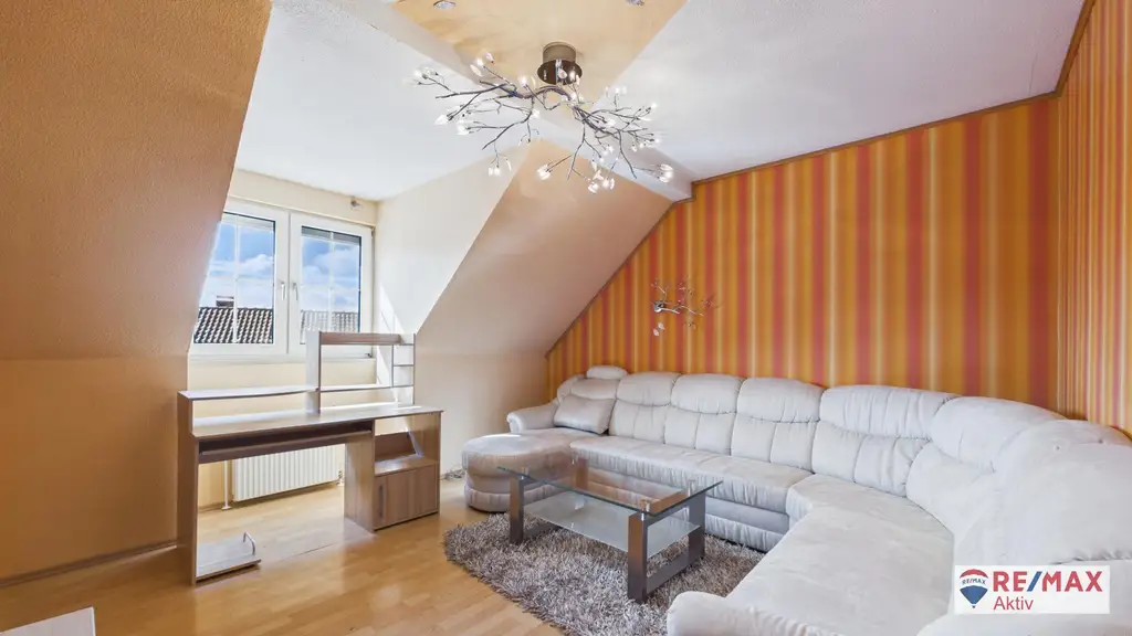 Großzügiges Ein- bzw. Zweifamilienhaus mit großem Garten und Garage