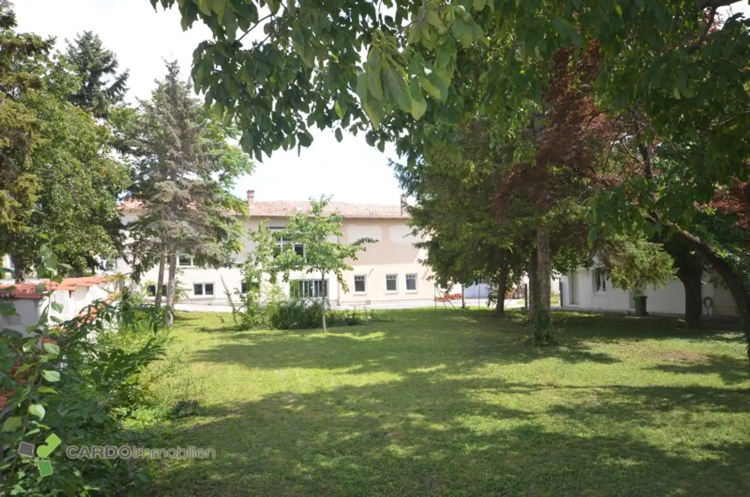 Frisch sanierte Stockhaus mit Pool in Grünlage, ruhigen Nebenstraße