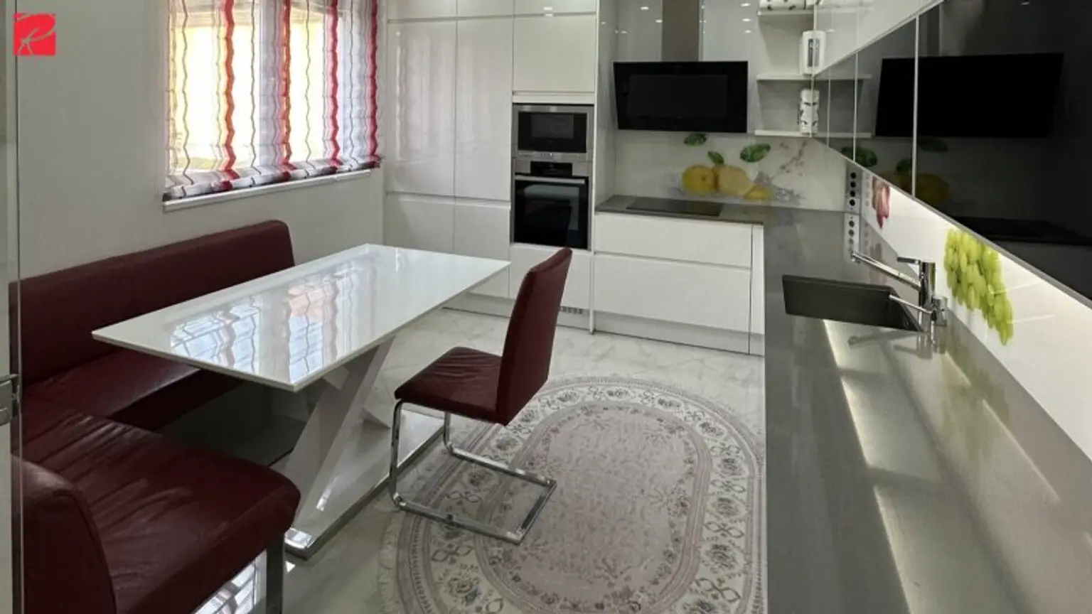 Großes, topausgestattetes Haus mit 8 Zimmer, 2 Terrassen, Garten, Pool- und Wellnessbereich