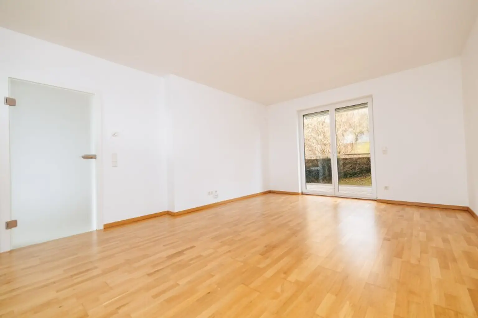 FUßE VOM RUCKERLBERG I DIREKT AM LEONHARDBACH I LKH NÄHE I SÜD-TERRASSE I SACKSTRAßE I ABSOLUTE RUHELAGE I MODERNER GRUNDRISS I EXKLUSIVER NEUBAU I TIEFGARAGE I AB SOFORT VERFÜGBAR I