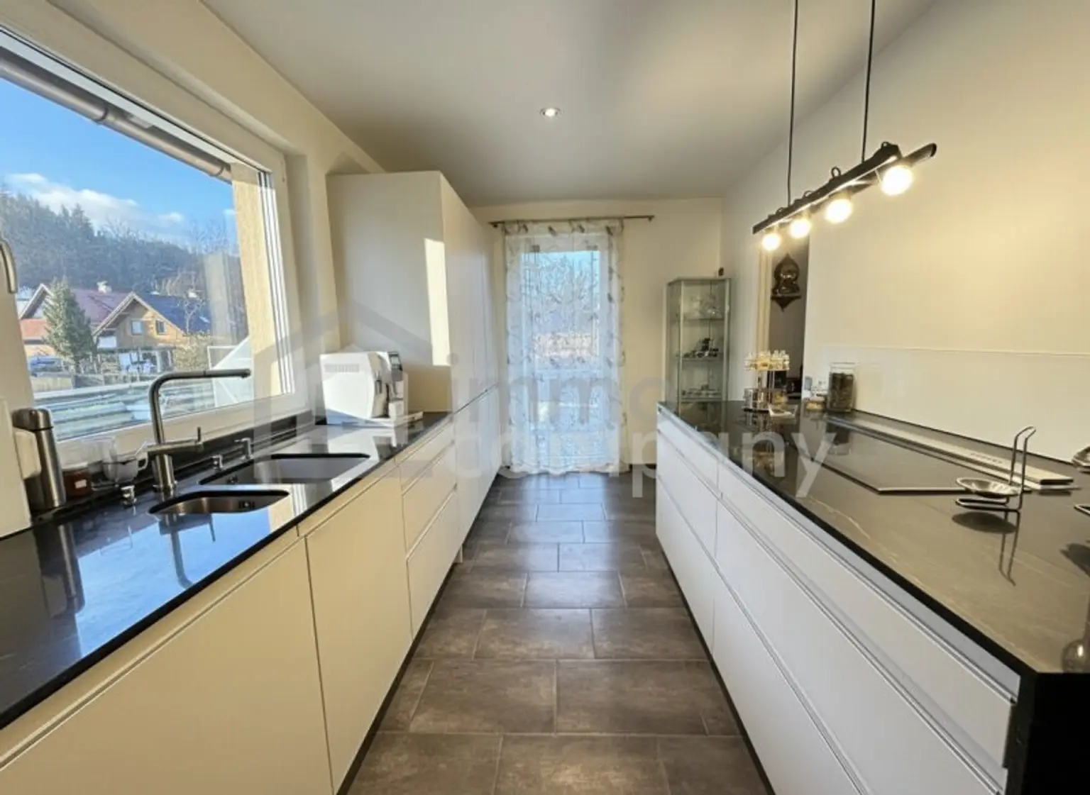 Unschlagbares Top-Angebot ! Luxuriöser Bungalow mit hochwertiger Ausstattung, in zentrumsnaher, sonniger Ruhelage in Hohenems, sehr geräumige Dreier-Garage mit Fernbedienung, großzügige Grundstücksfläche, ausgezeichnete…