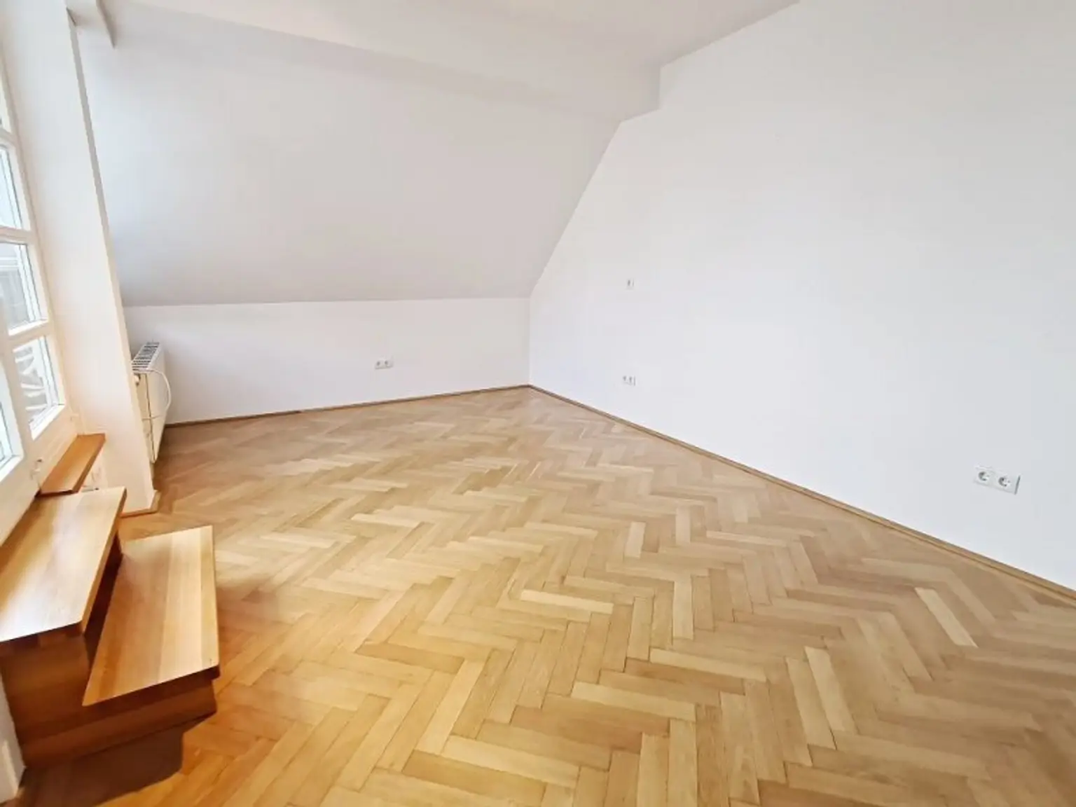 ZELINKAGASSE, DACHGESCHOSS, klimatisierte 157 m2 Maisonette mit 18 m2 Terrasse, 4 Zimmer, Küche, Wintergarten, 2 Bäder, Börse-Nähe