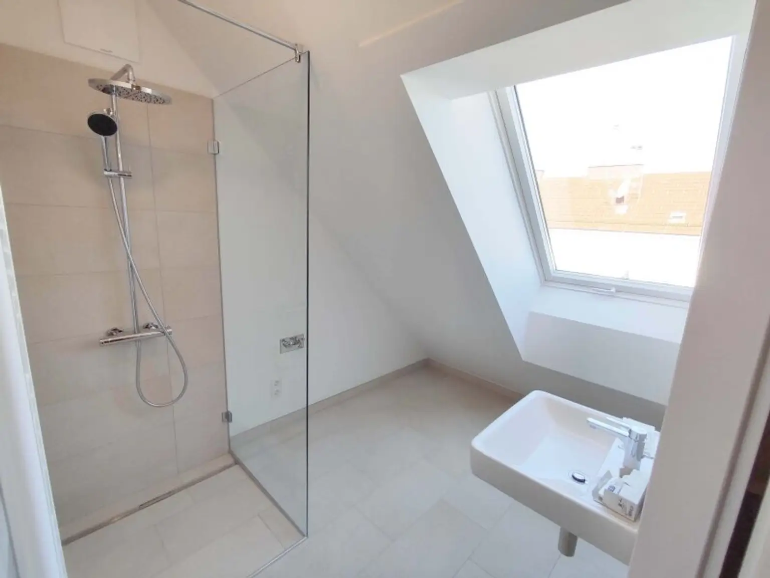 DACHGESCHOß-4-Zimmer-ERSTBEZUG mit Terrasse und privatem Liftzugang! Top 1/40