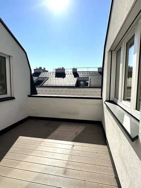 BÖRSE-NÄHE, klimatisiertes 98 m2 Dachgeschoss mit 9 m2 Terrasse, 3 Zimmer, Extraküche, 2 Bäder, Gonzagagasse