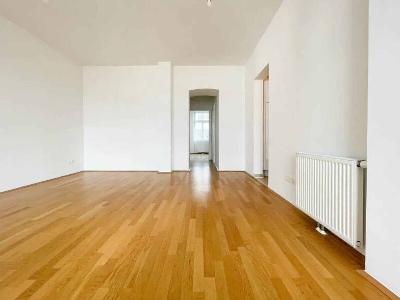 ALTBAUWOHNUNG MIT HOFSEITIGEM BALKON: 3 Zimmer inkl. Küche im 3. Liftstock