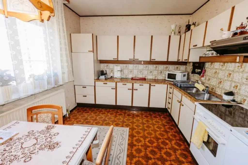 Elegantes, gepflegtes Einfamilienhaus mit Garage und uneinsehbarem Garten, Altbaumbestand