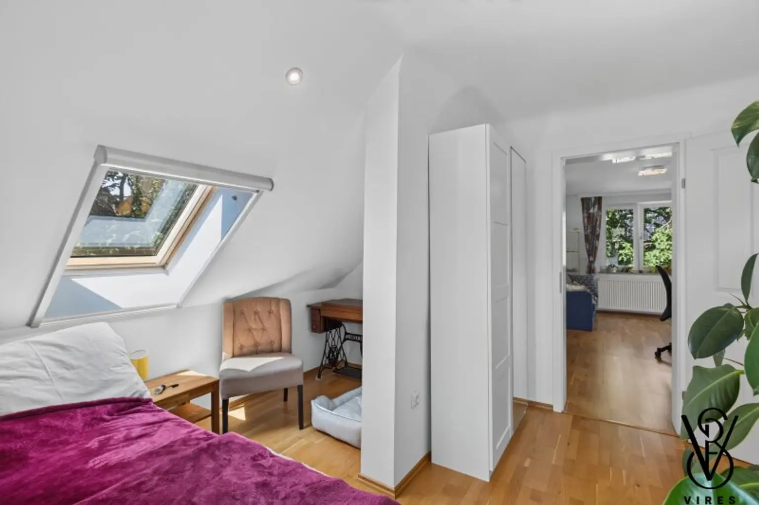 Dachgeschoss: Schlafzimmer mit Blick zum Gang