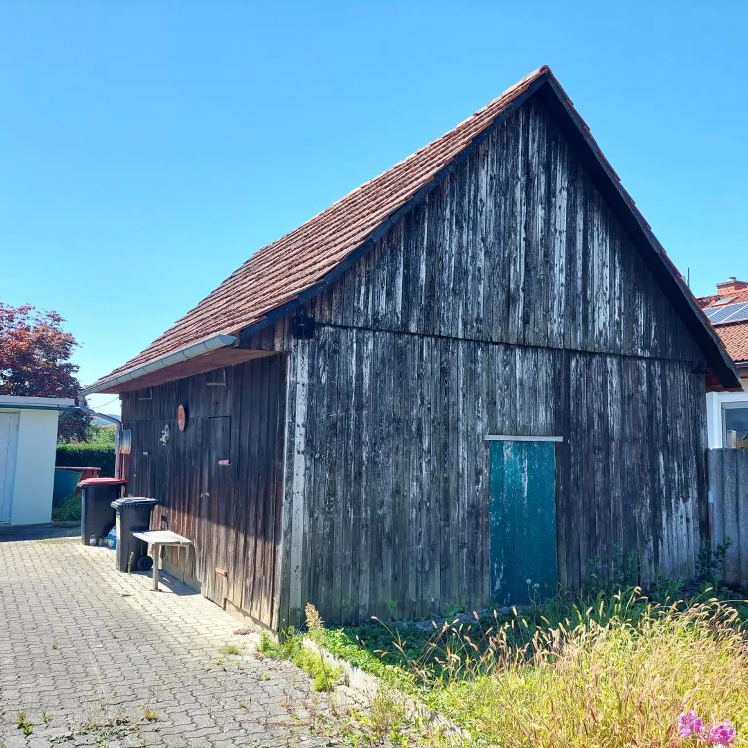 Wohnhaus mit Nebengebäude und Garten in Heiligenkreuz