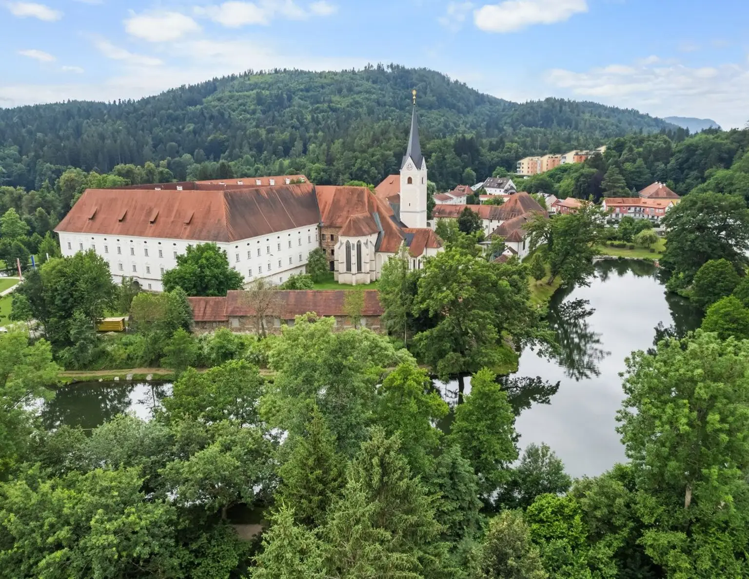 Neuwertige große Eigentumswohnung mit großzügiger Terrasse