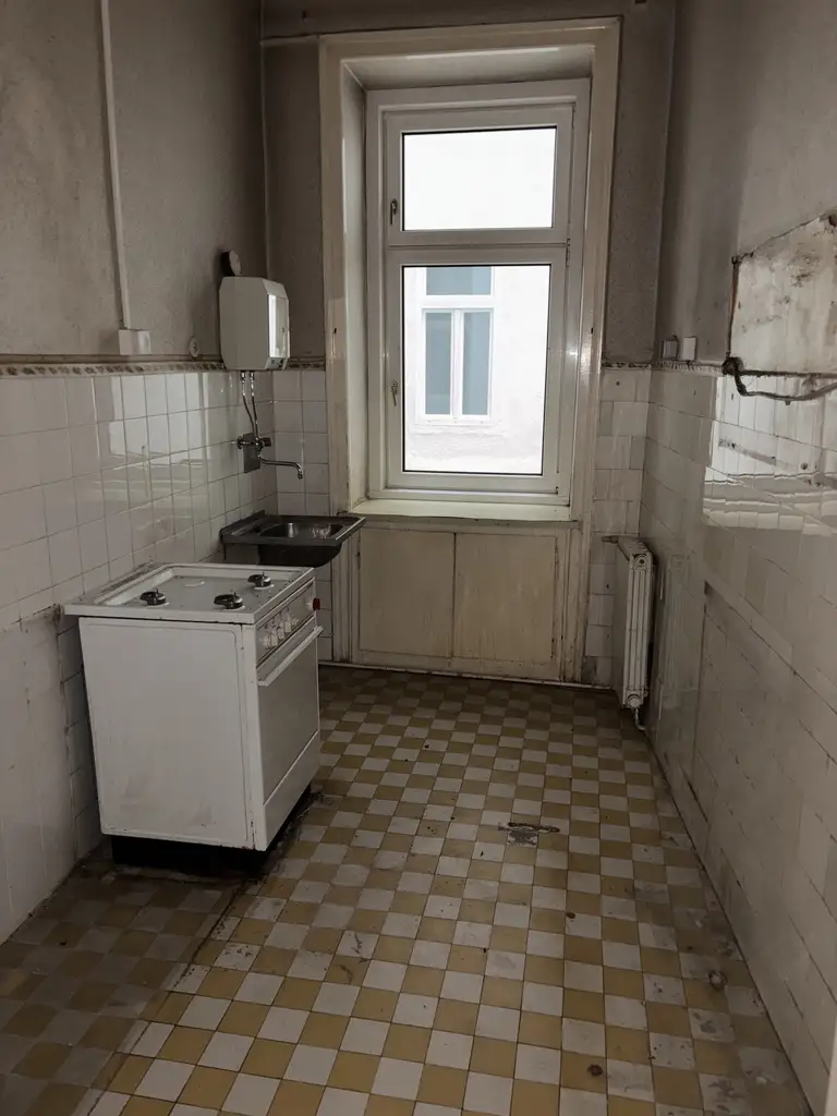 Sanierungsbedürftige 82m² Altbauwohnung mit mini Balkon in Hofruhelage!