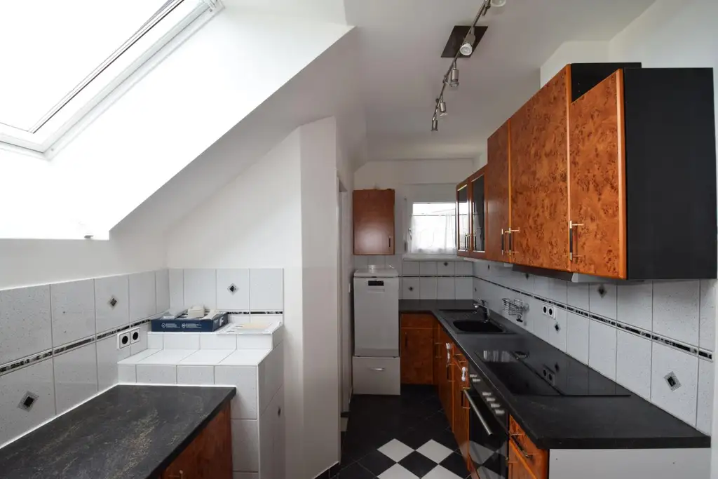 Platzwunder: Wohnung mit Eigengarten, 2 Parkplätzen, Keller & Dachboden