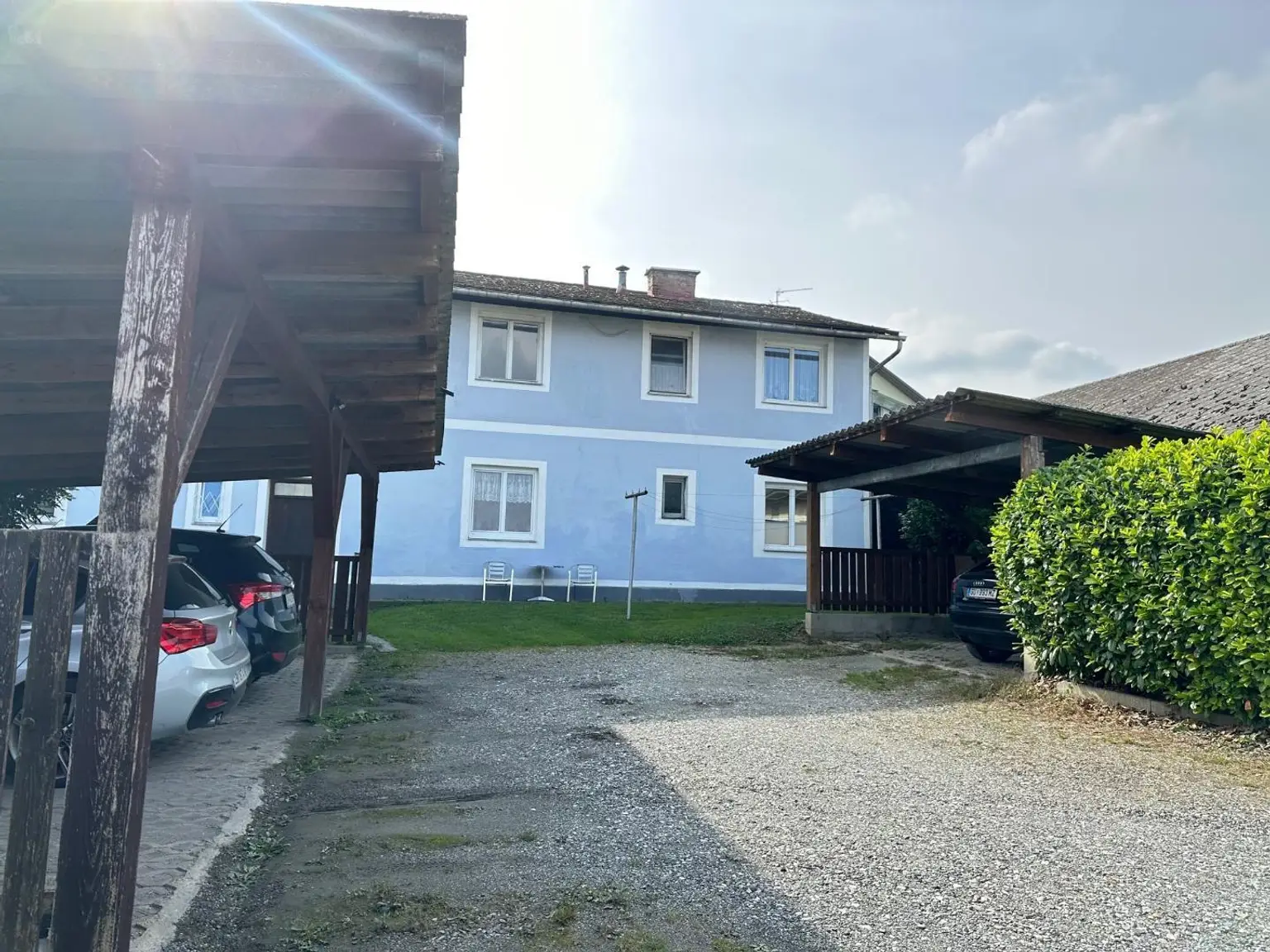 Hinteransicht mit Carport
