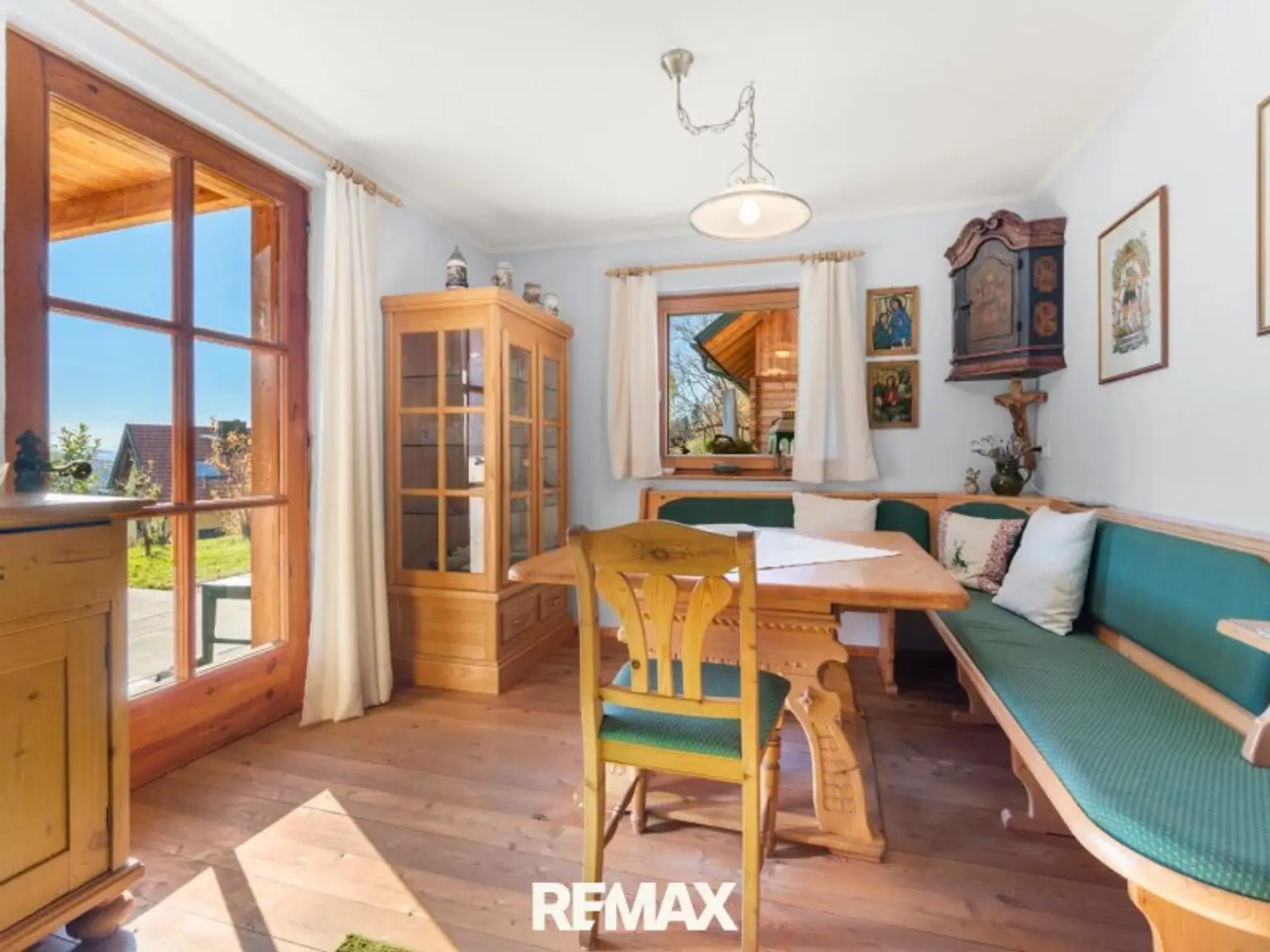 Essgruppe mit Zugang zur Terrasse
