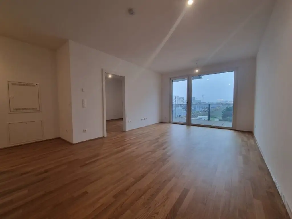 Neuwertige Wohnung mit Südbalkon, DAN-Küche und Freizeitangebot – Nähe U-Bahn