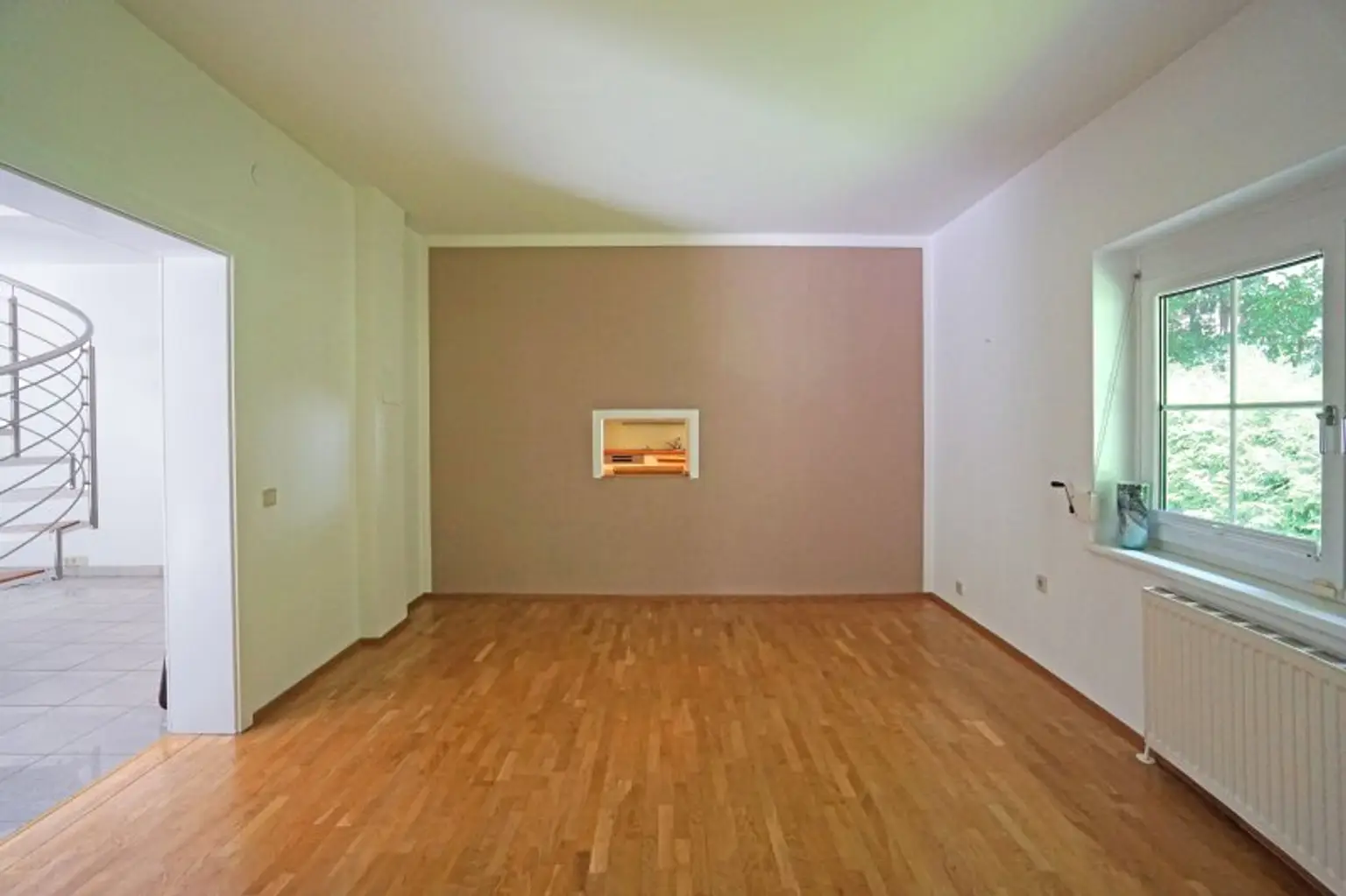 Repräsentative Villa mit Pool und Wellnessbereich in sonniger Waldrandruhelage