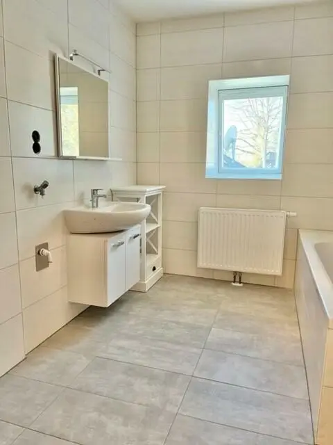 Bad mit Fenster, Waschmaschinen-Anschluss...