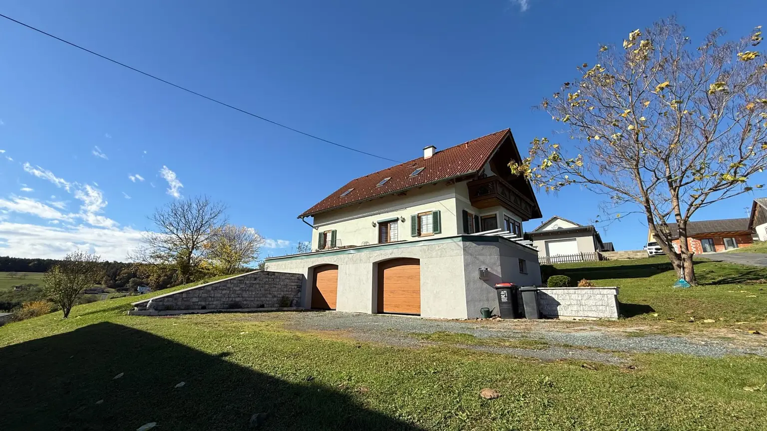 Bezugsfertiges Fertigteilhaus auf einem sonnigen Grundstück