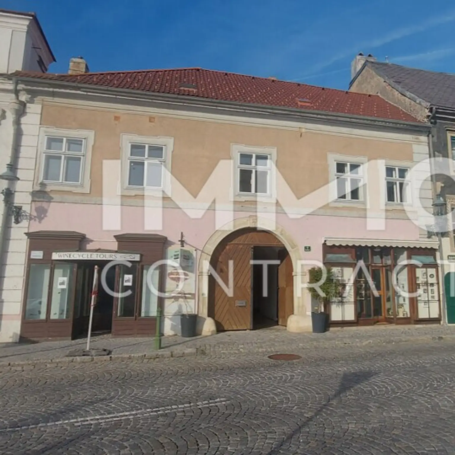 WOHN-UND GESCHÄFTSHAUS AUS DEM 16. JAHRHUNDERT IM HERZEN VON LANGENLOIS 
100 m Kellerröhre, Nebengebäude, Innenhof, Geschäftslokale, usw.