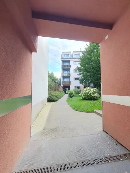 Westseitige Balkonwohnung mit toller Raumanordnung in Hofruhelage