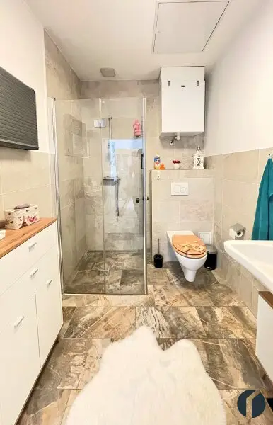 Bad mit Dusche und WC