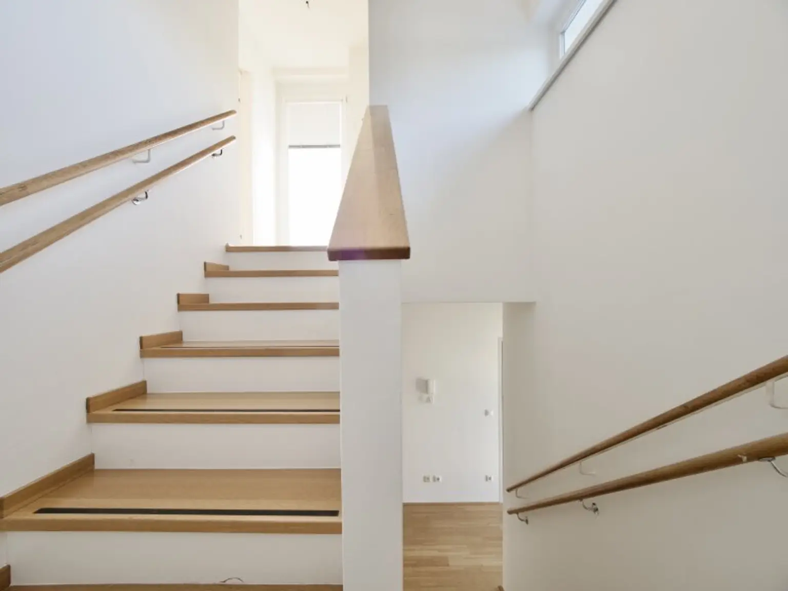 Exklusive Dachgeschoss-Maisonette mit supergroßer Terrasse und wunderbarem Fernblick & Tiefgaragenparkplatz
