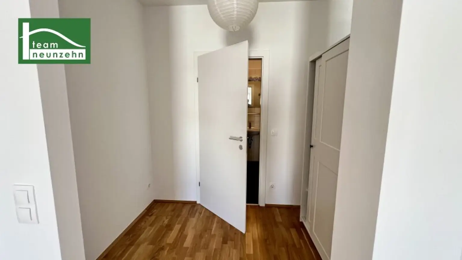 2 Zimmer-Wohnung in generalsaniertem Neubau mit ca. 6m2 Balkon.