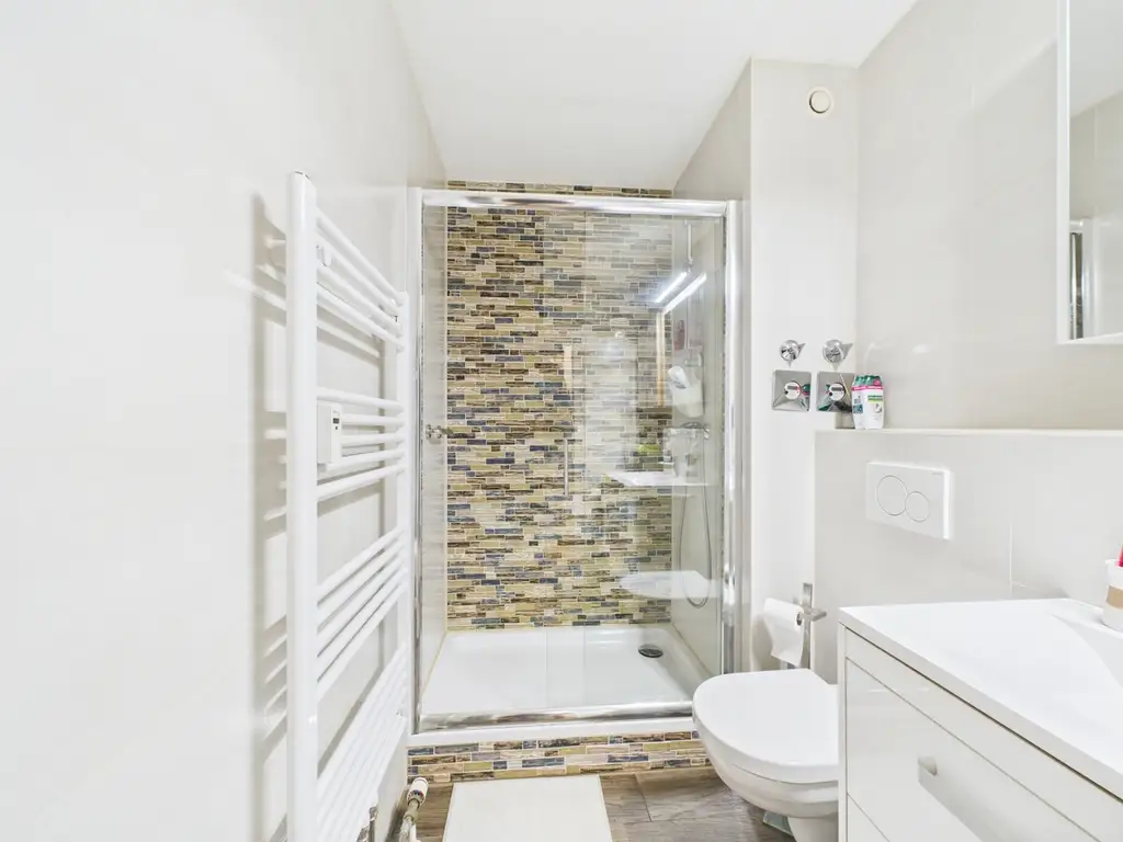 Geheimtipp, 2 Zi. Whg, Aufzug, EBK, großer, überdachter Balkon, TG-Stellplatz, Abstellraum, möbliert