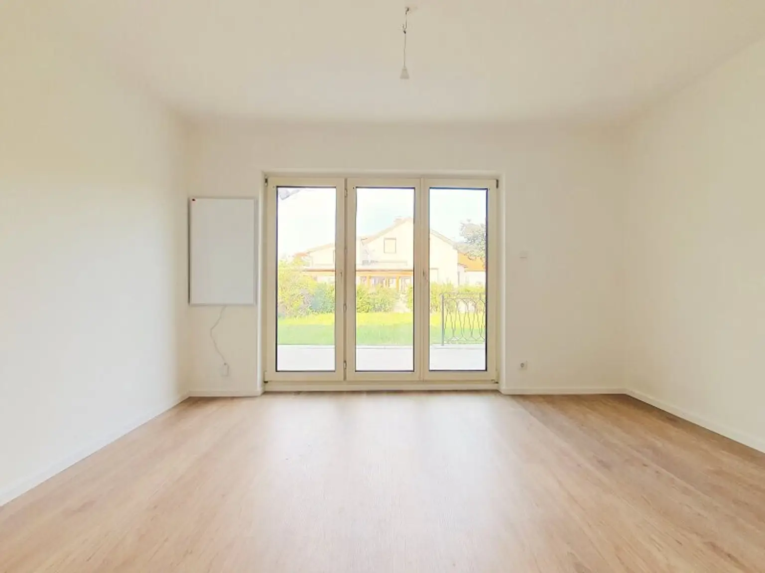 ++TOP++ Seltene Gelegenheit!  Charmantes Einfamilienhaus auf 898 m2 Grundstück - großer Garten!  Sehr ruhig und ZENTRAL gelegen mit eigene Garage!  TOP Anlage +++