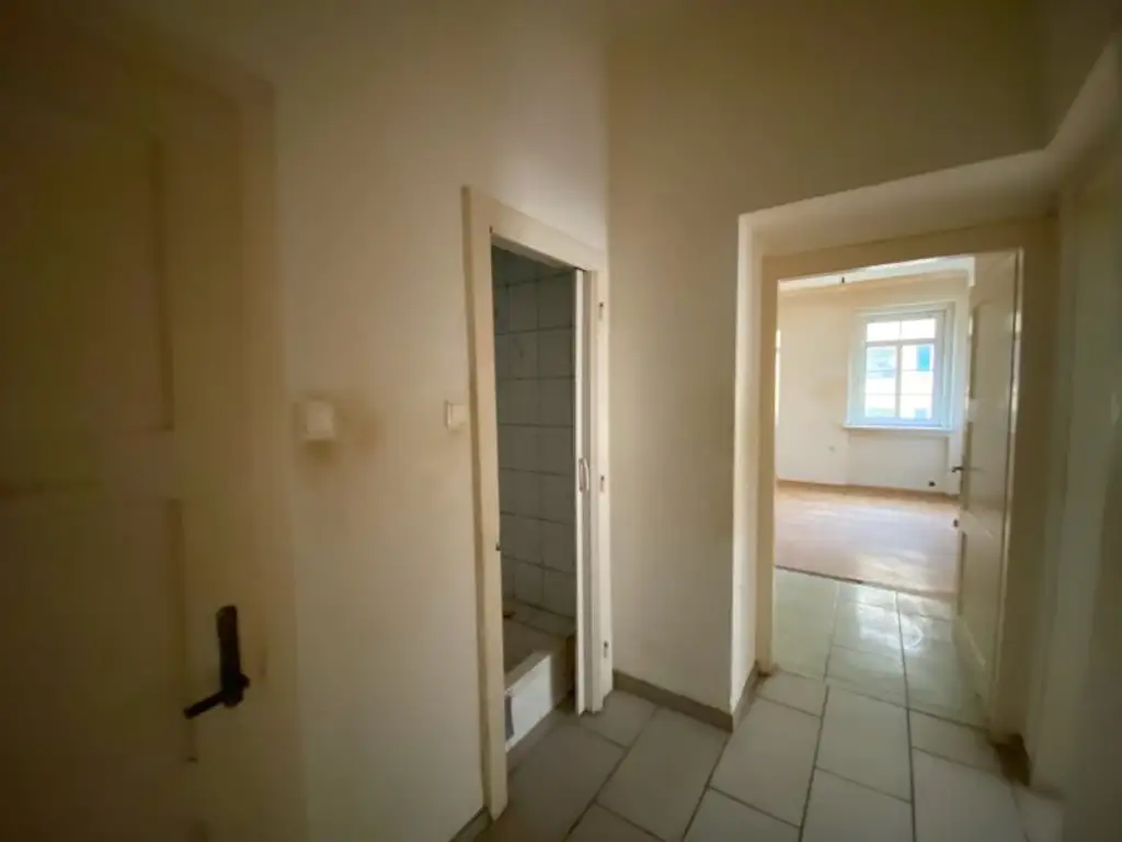 3 Zimmer-Wohnung ZUM SANIEREN, HELL und RUHIG!