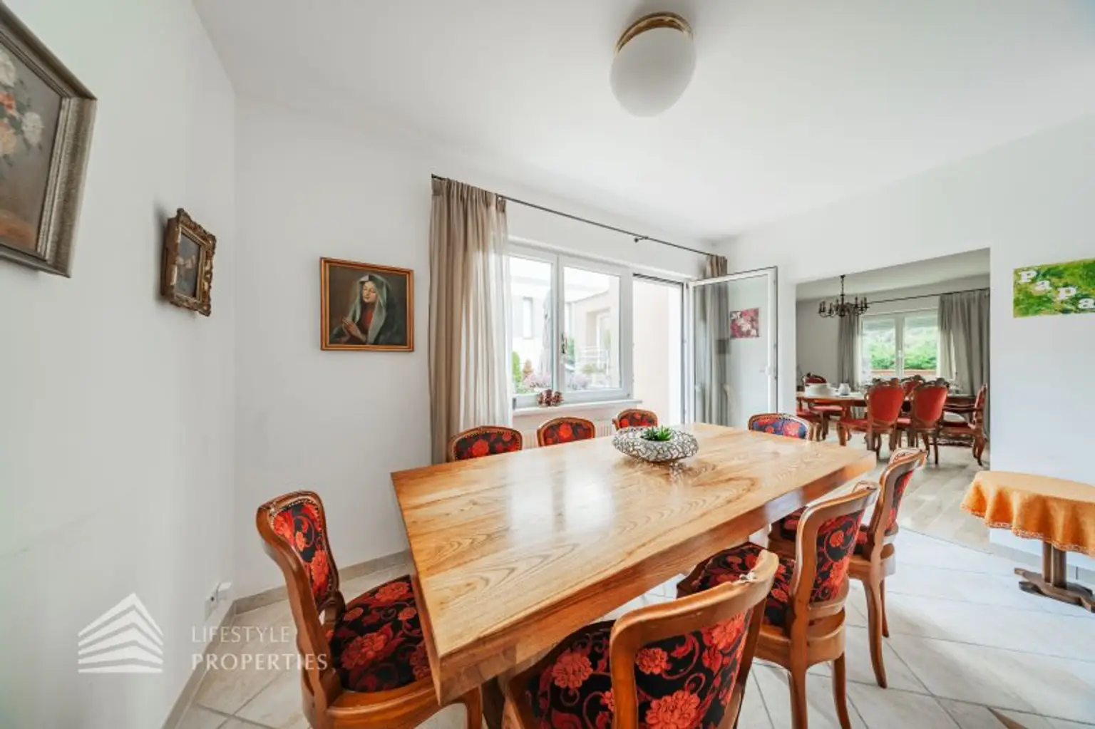 Luxuriöse Villa im Wienerwald – Beheizter Salzwasserpool, Gartenparadies & Premium-Parkmöglichkeiten