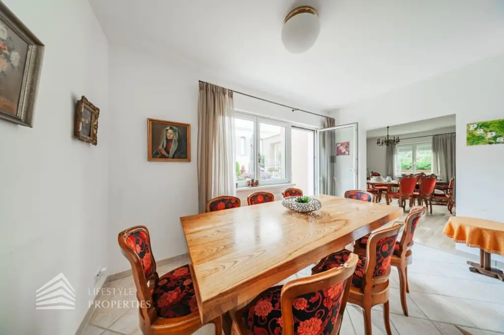 Luxuriöse Villa im Wienerwald – Beheizter Salzwasserpool, Gartenparadies & Premium-Parkmöglichkeiten