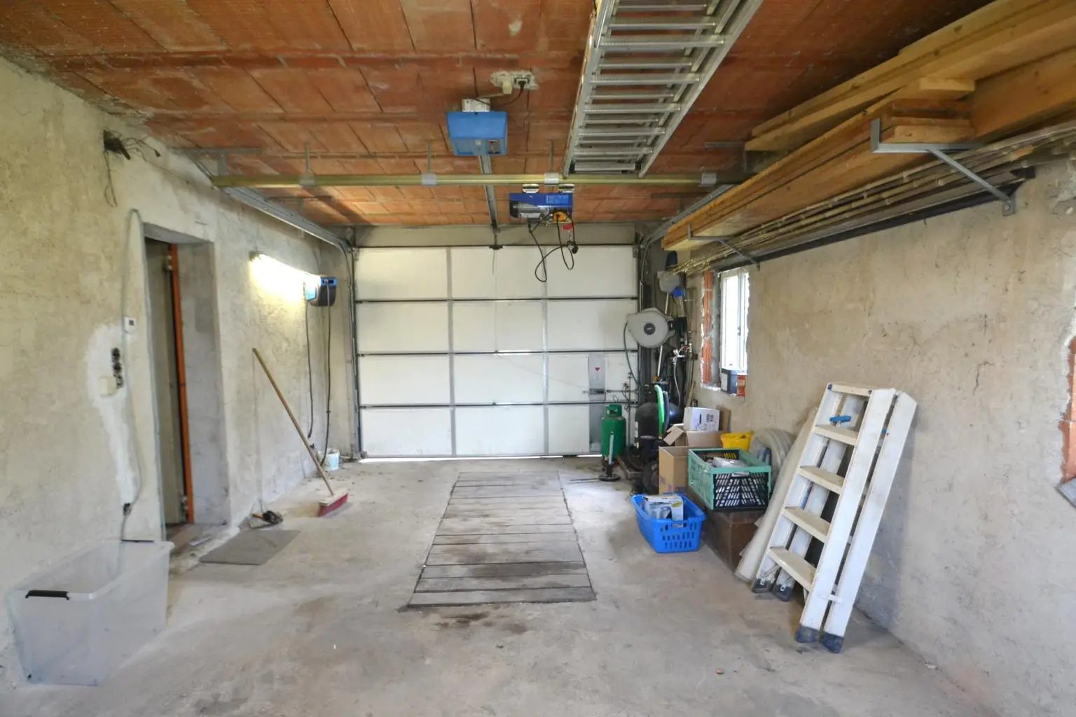 Einstellraum mit Montagegrube