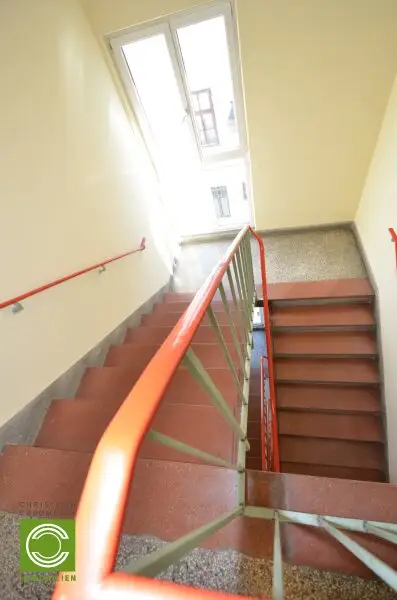 CHRISTOPH CHROMECEK IMMOBILIEN - 1090 WIEN - Renovierungsbedürftige Dachgeschoßwohnung mit Terrasse!