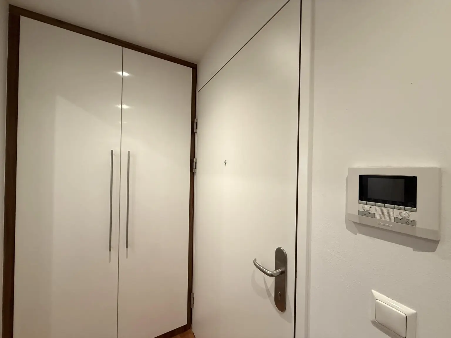 Wohnungseingang / Einbaugarderobe / Deckenspots