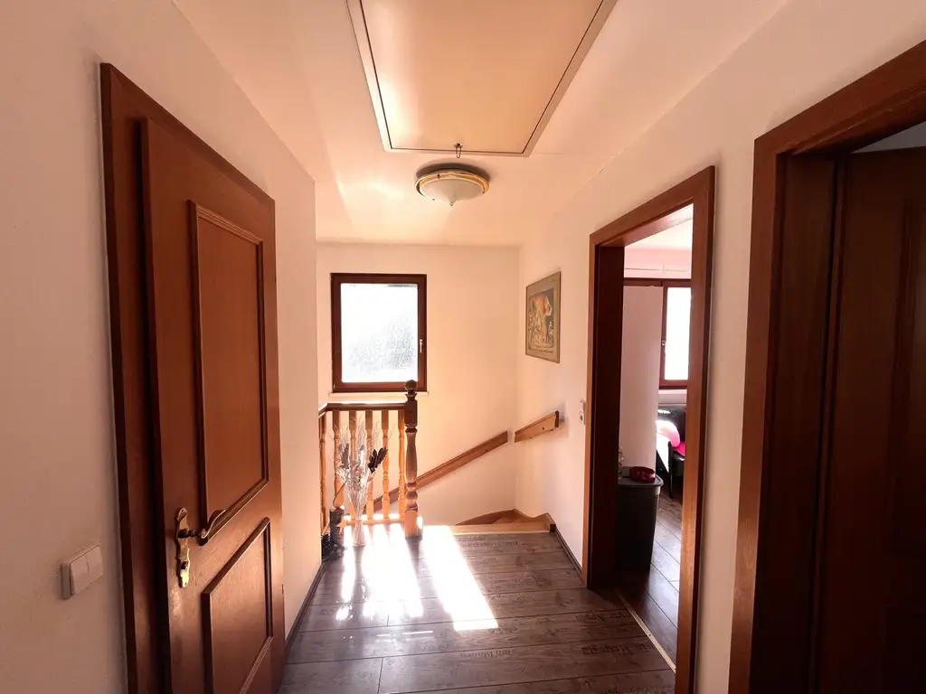 "Solides Haus mit Garten und Pool"