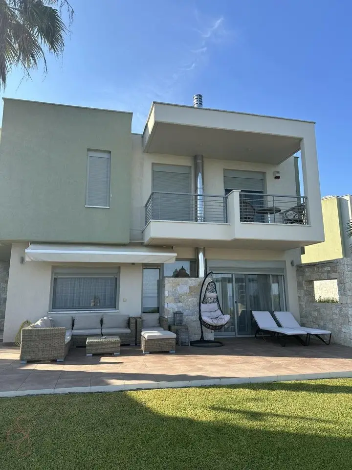 Pefkochori – Stilvolle Maisonette auf großem Grundstück nur wenige Schritte vom Strand