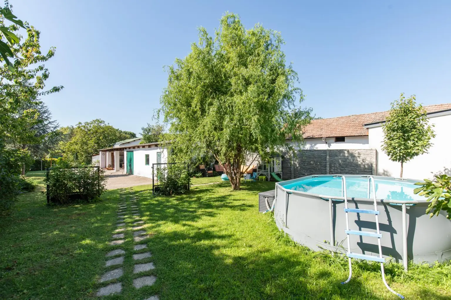 Vielseitiges Anwesen mit Wohn- und Geschäftshaus, Nebengebäuden & Garten