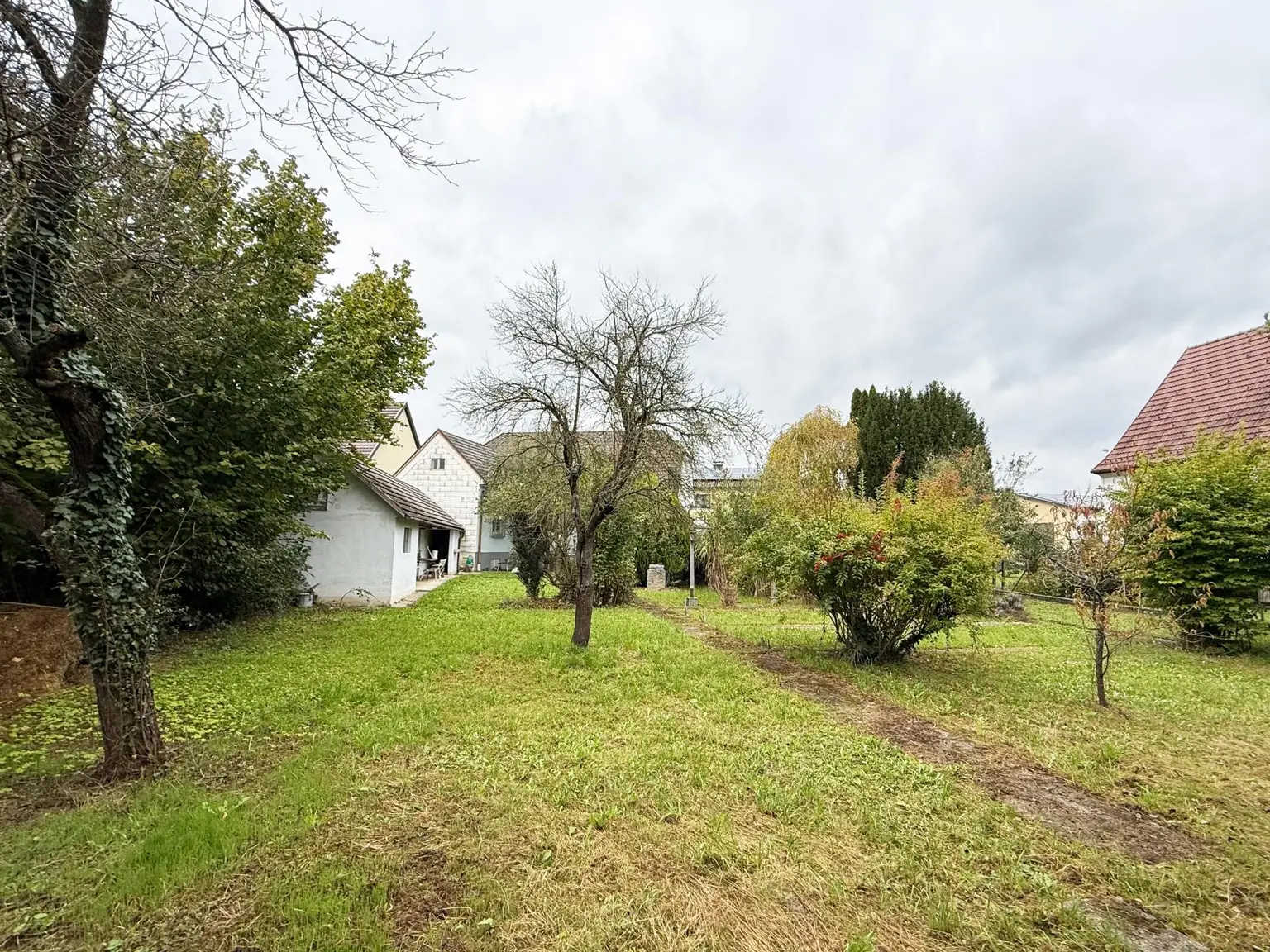 Bürgerliches Einfamilienhaus mit viel Platz, liebenswerten Garten und tollem Ausblick!