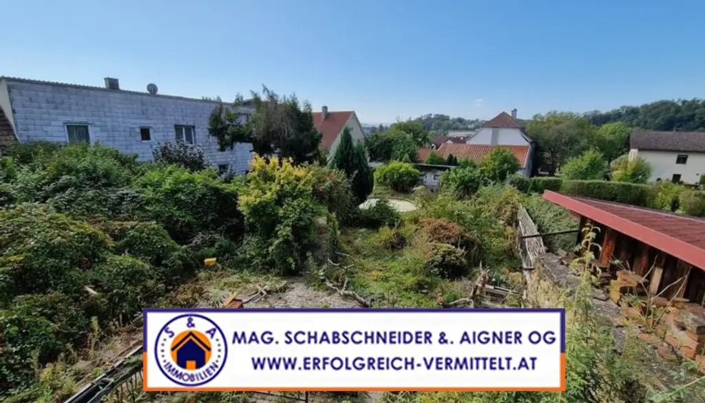 Kleines Stadthaus zum Renovieren mit ruhigem Garten mitten im Zentrum!