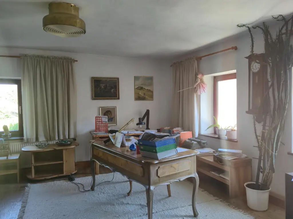 Wunderschöner Dreikanthof in Ruhelage mit Reithalle