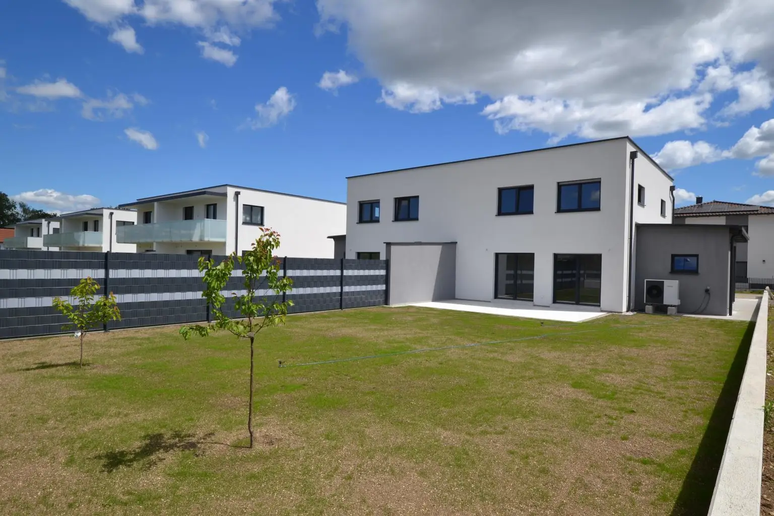 Blick vom Garten zum Wohnhaus