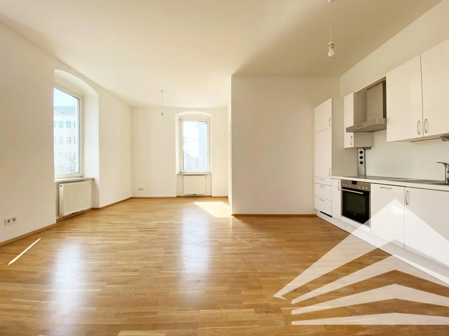Lichtdurchflutete 2 Zimmer-Altbauwohnung mit Küche - Nähe Herz Jesu Kirche