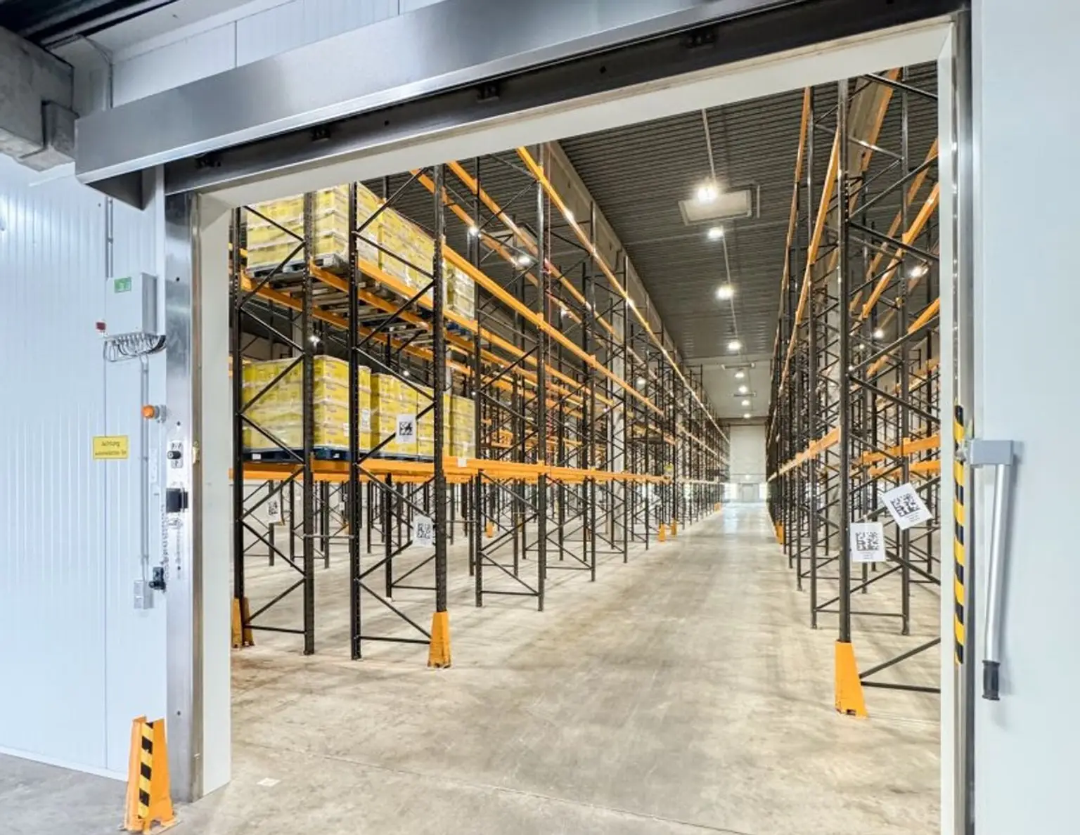 MIETPREIS INKL. KÜHLKOSTEN - LEBENSMITTEL TAUGLICHES UND ZERTIFIZIERTES KÜHLLAGER AN S33 - CA. 1.881,60 m² - LKW RAMPE - LKW STELLPLATZ - IN HERZOGENBURG
