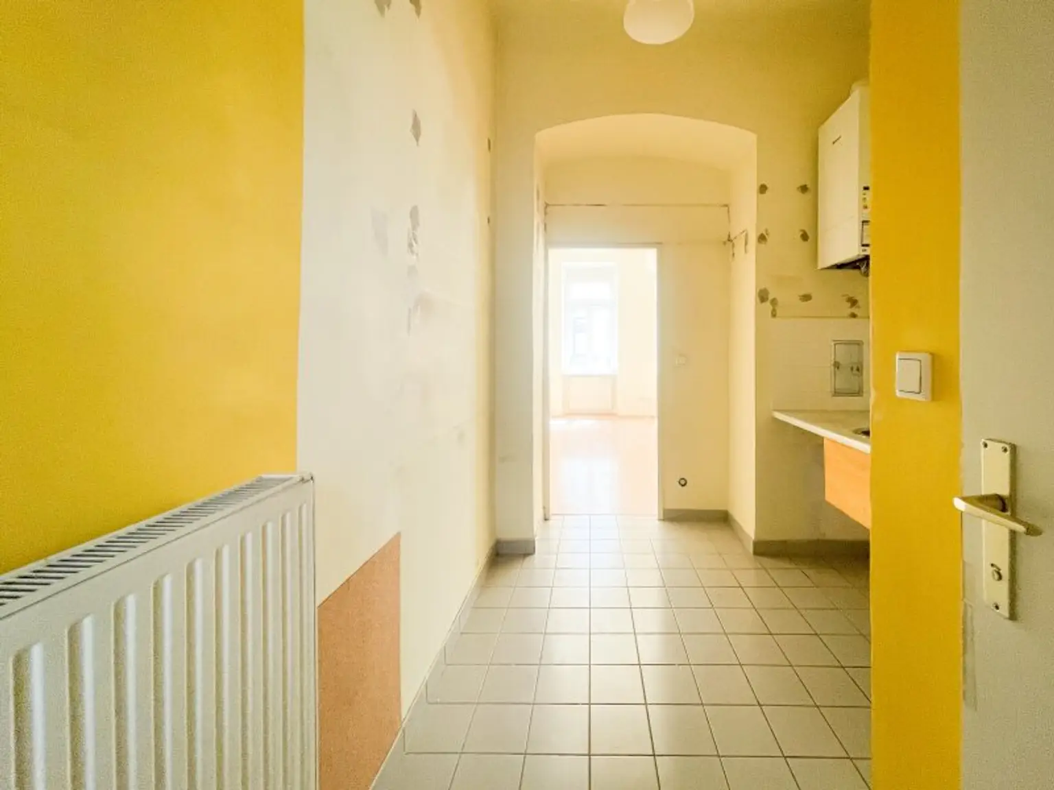 NÄHE AUGARTEN: 1-Zimmer-Altbauwohnung mit großem Gestaltungspotenzial beim Wallensteinplatz