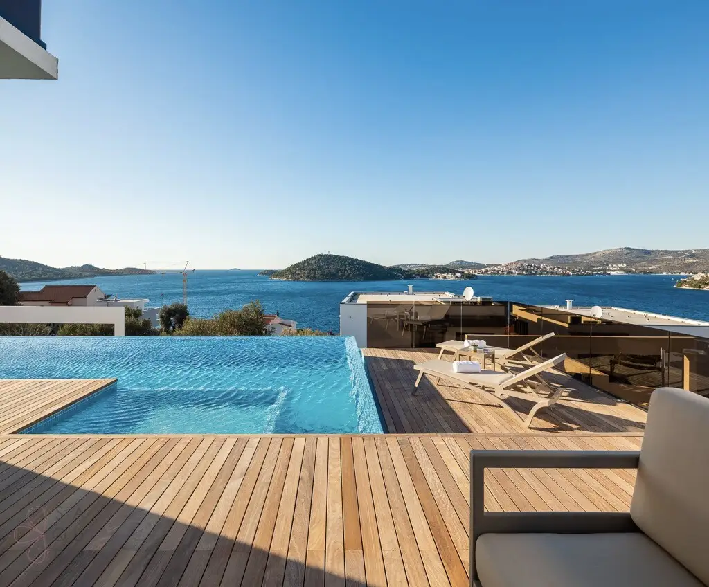 Moderne Villa mit Meerblick in Rogoznica – Eleganz und Erholung nur 80 m vom Meer