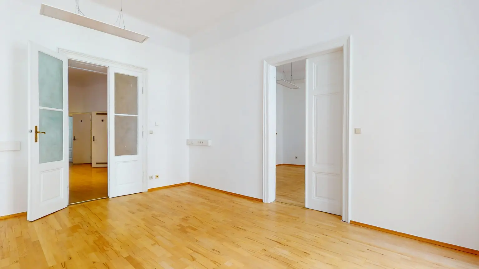 Elisabethstraße: Büroräumlichkeiten in repräsentativem  Altbau - EDV-Verkabelung - U2/U3-Anbindung - Burggarten Nähe