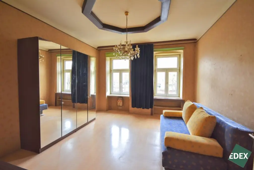 Sanierungsbedürftige 4-Zimmer-Altbauwohnung mit viel Charme